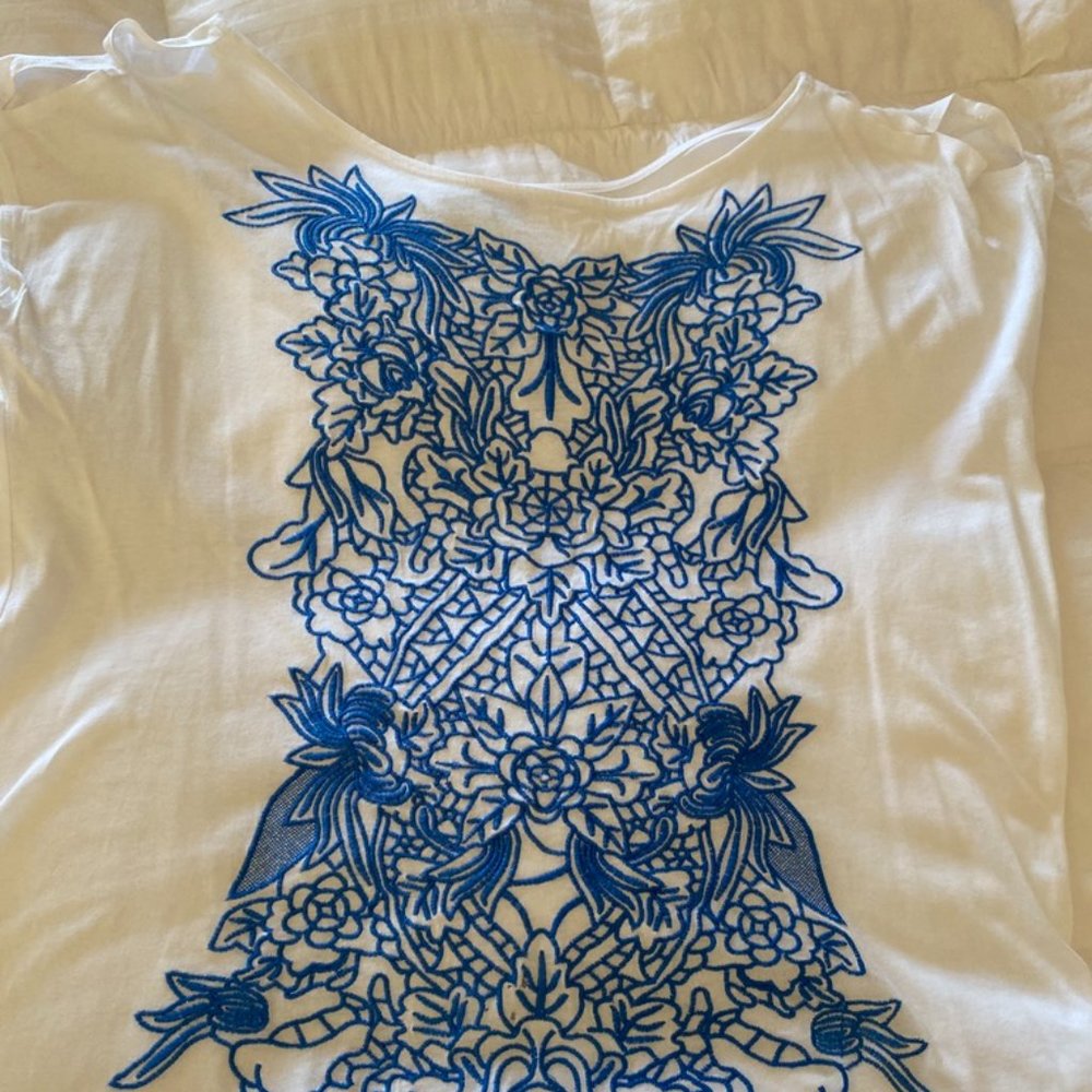 SFERA Women's sleeveless embroidered blouse top